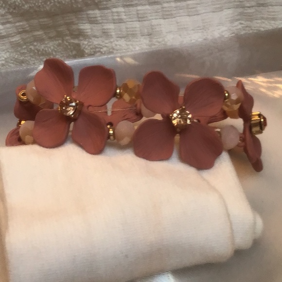 Gorgeous mauve pink floral stretch bracelet - Picture 3 of 3